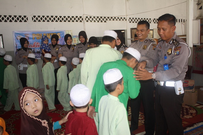 Sat Lantas Pekanbaru Kunjungi Panti Asuhan